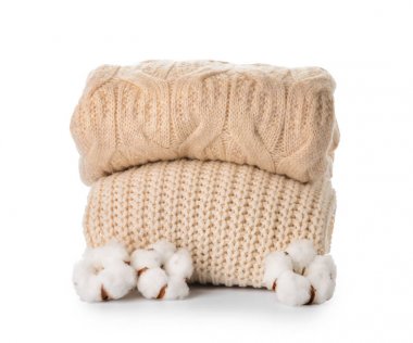 Beyaz arka planda örme kazak ile pamuk çiçekler