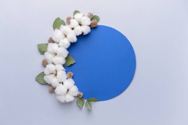 Işık arka planda kağıt levha ile pamuk çiçekler