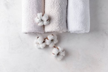 Hafif masada yumuşak havlularla pamuklu çiçekler