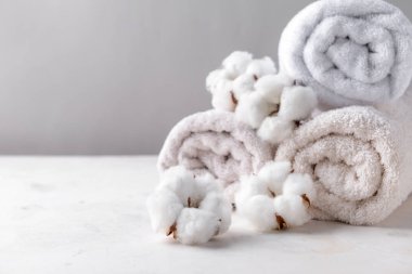 Hafif masada yumuşak havlularla pamuklu çiçekler