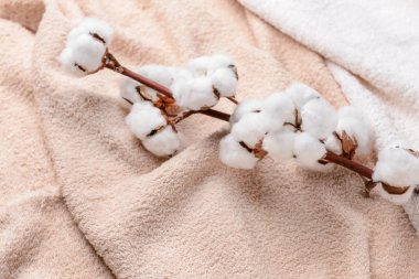 Yumuşak havlulara pamuklu çiçekler
