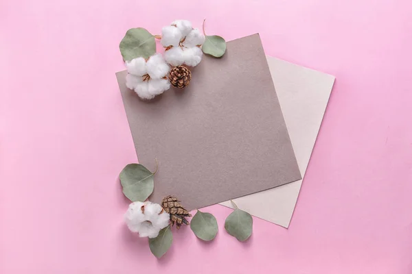 色の背景に紙のシートと綿の花 — ストック写真