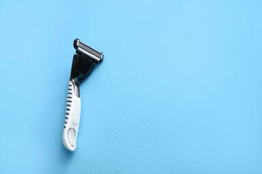 Renkli arka planda Razor