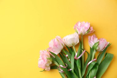 Renkli arkaplanda bir buket güzel lale