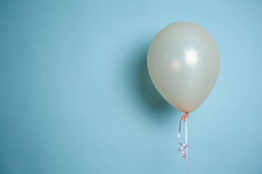 Renkli arka planda hava balonu