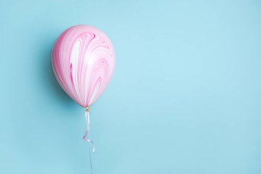 Renkli arka planda hava balonu