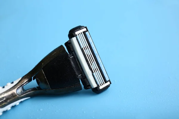 Razor on color background — Stock Photo, Image