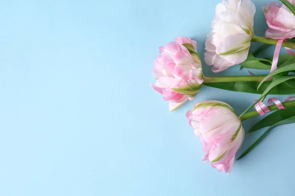Ramo de hermosos tulipanes sobre fondo de color — Foto de Stock