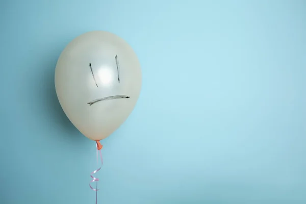 Luchtballon met getrokken gezicht op kleur achtergrond — Stockfoto