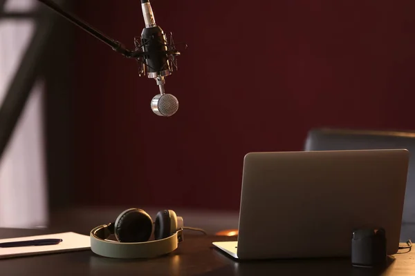 Microphone, headphones and laptop on table in radio station — Stock Photo, Image