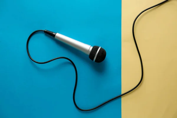 Mikrofon, színes háttérrel — Stock Fotó