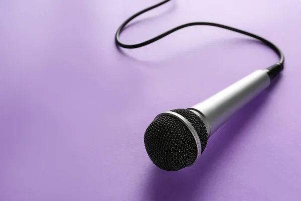 Microfone sobre fundo de cor — Fotografia de Stock