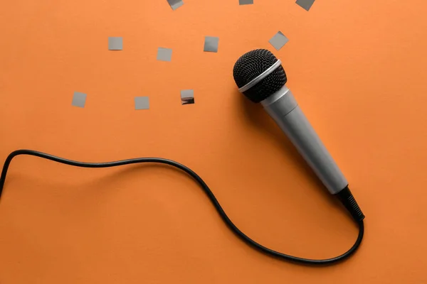 Renkli arka plan üzerinde mikrofon — Stok fotoğraf