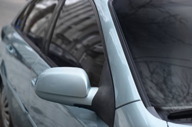 Temiz pencere eşiği açık havada ile modern araba