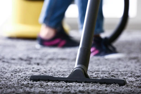 Alfombra de limpieza de mujer con aspiradora en casa —  Fotos de Stock