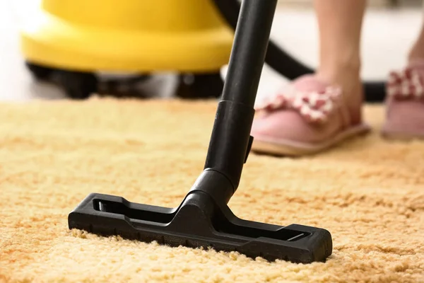 Mulher tapete de limpeza com hoover em casa — Fotografia de Stock