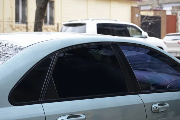 Moderne auto met schone ramen buiten — Stockfoto