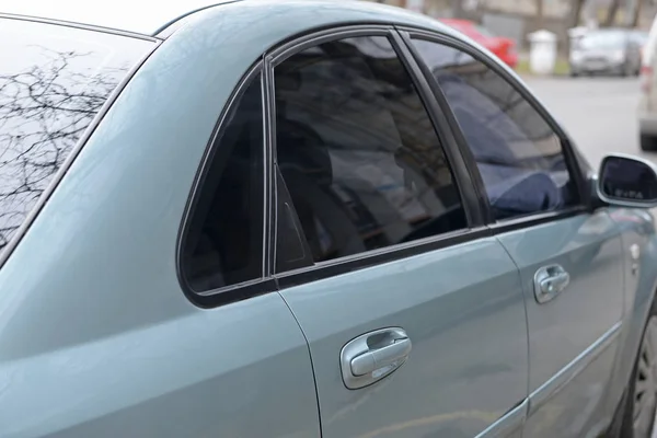 Сучасний автомобіль з чистими вікнами на відкритому повітрі — стокове фото