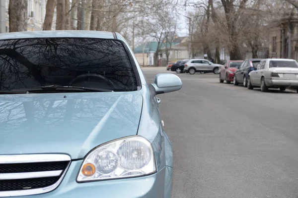 Сучасний автомобіль з чистим вікном на відкритому повітрі — стокове фото