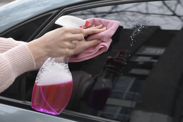 Woman cleaning car window — Stock Photo, Image