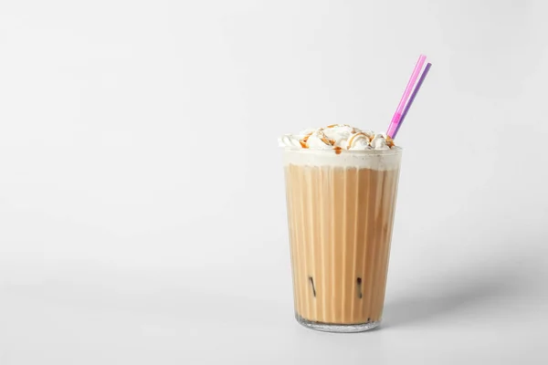 Стакан вкусного кофе фраппе на светлом фоне — стоковое фото