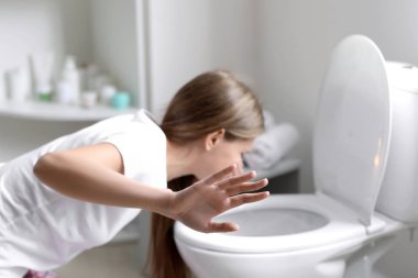 Banyoda tuvalet kase yakın Toksikoz acı hamile kadın