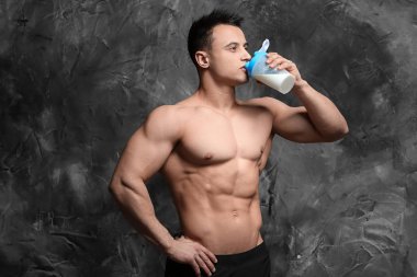 Grunge arka planda sportif adam içme protein shake