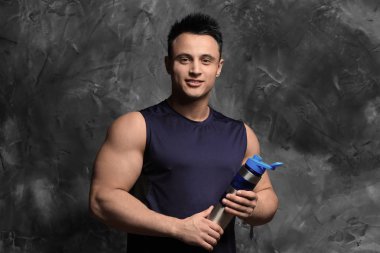 Grunge arka planda protein sallamak ile sportif adam