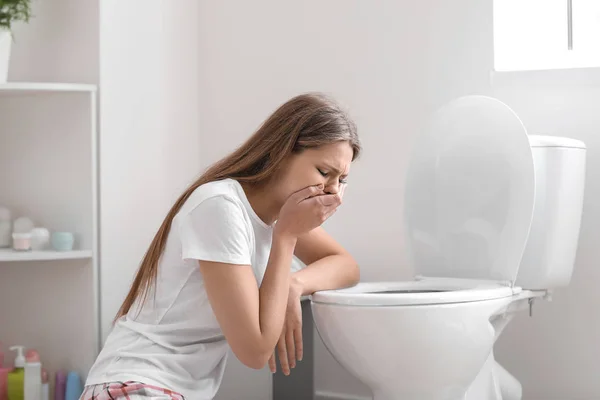 Zwangere vrouw die lijdt aan phenylbutazone in de buurt toilet Bowl in de badkamer — Stockfoto