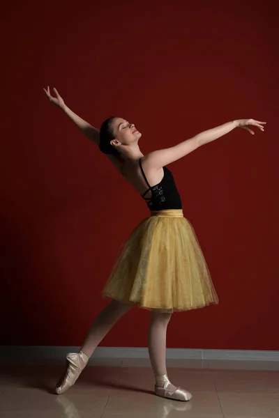 Bela bailarina jovem contra a parede de cor — Fotografia de Stock