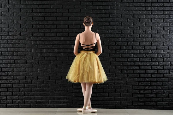 Bella giovane ballerina contro il muro scuro — Foto Stock