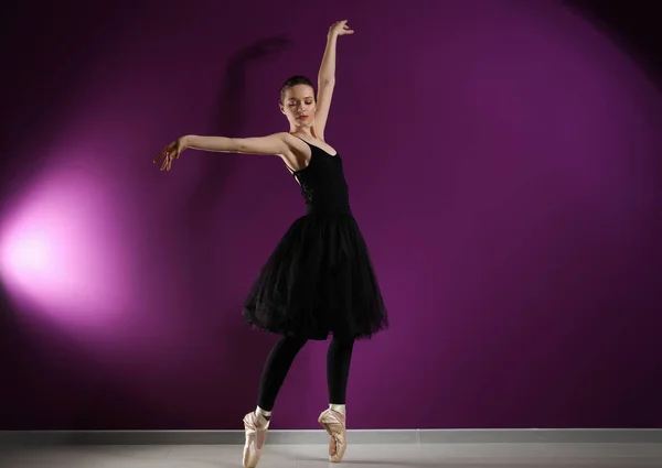 Mooie jonge ballerina tegen kleur muur — Stockfoto