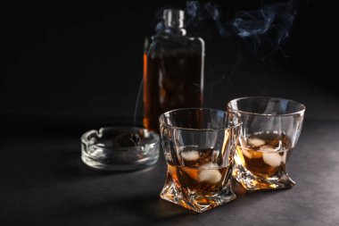 Karanlık arka planda soğuk viski bardakları