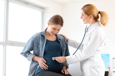 Genç hamile kadın klinikte jinekolog ziyaret