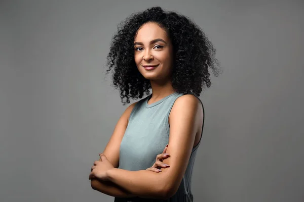 Hermosa mujer afroamericana sobre fondo gris —  Fotos de Stock