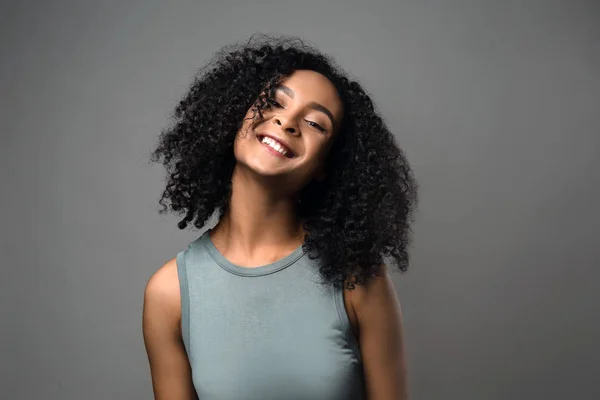 Hermosa mujer afroamericana sobre fondo gris — Foto de Stock