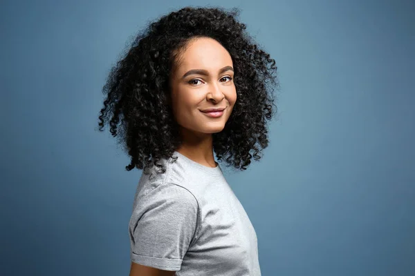 Hermosa mujer afroamericana sobre fondo de color —  Fotos de Stock