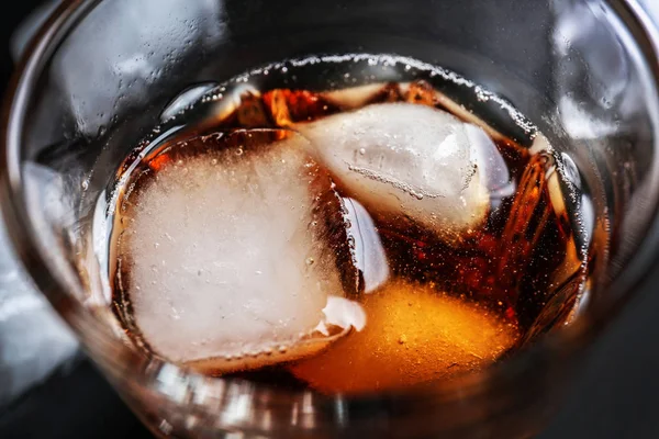 Glass of cold whiskey, closeup — Stock Photo, Image