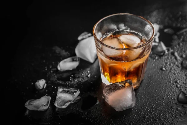 Стакан холодного виски на тёмном фоне — стоковое фото