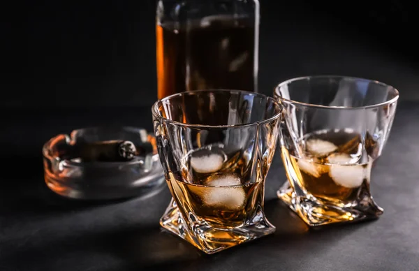 Bicchieri di whisky freddo su sfondo scuro — Foto Stock