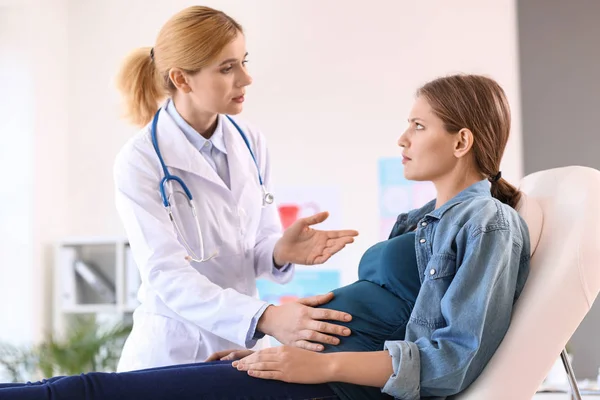 Jovem grávida visitando seu ginecologista na clínica — Fotografia de Stock