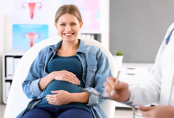 Νεαρή έγκυος γυναίκα επισκέπτεται τον γυναικολόγο της στην κλινική — Φωτογραφία Αρχείου