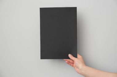 Hafif arka planda boş davetiye ile kadın el