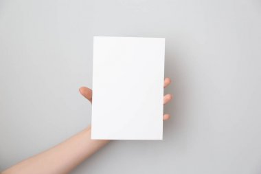 Hafif arka planda boş davetiye ile kadın el