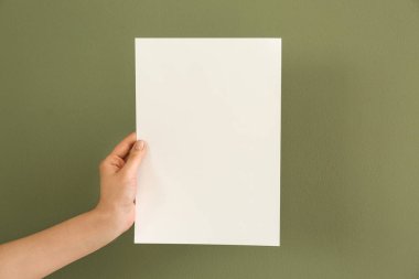 Renk arka planda boş davetiye ile kadın el