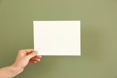 Renk arka planda boş davetiye ile kadın el