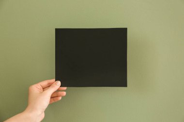 Renk arka planda boş davetiye ile kadın el