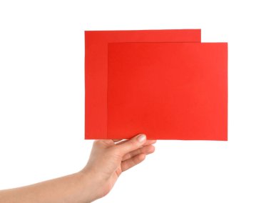 Beyaz arka planda boş davetiye kartlı kadın el