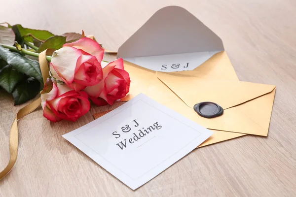 Convites de casamento e flores na mesa — Fotografia de Stock