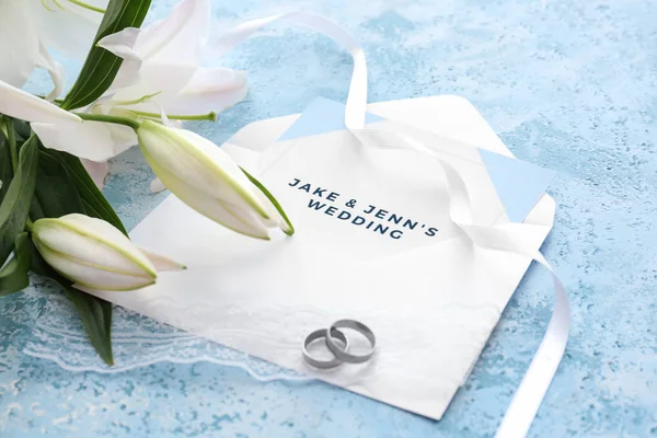 Convite de casamento, anéis e flores na mesa — Fotografia de Stock